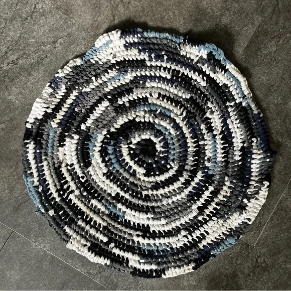 Handmade "Rag" Rug - Picture 3 of 4